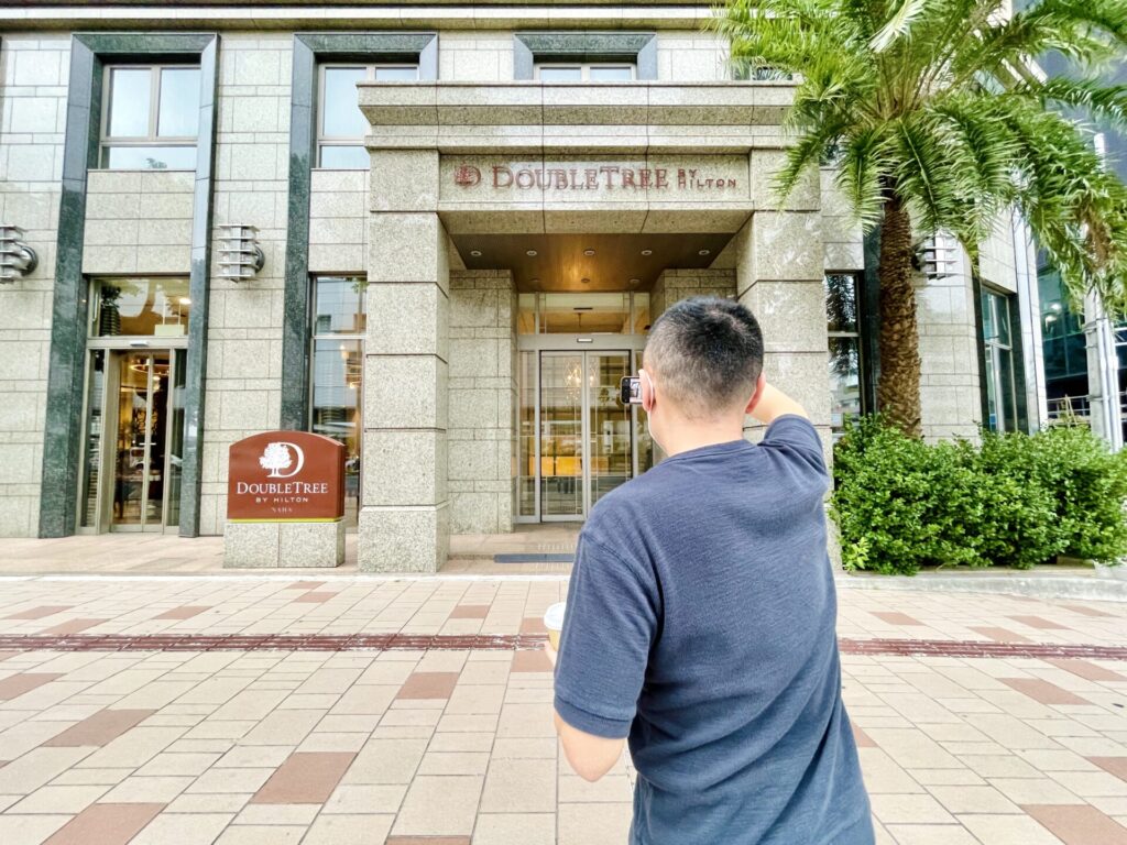 「ダブルツリーbyヒルトン那覇」エントランスにて