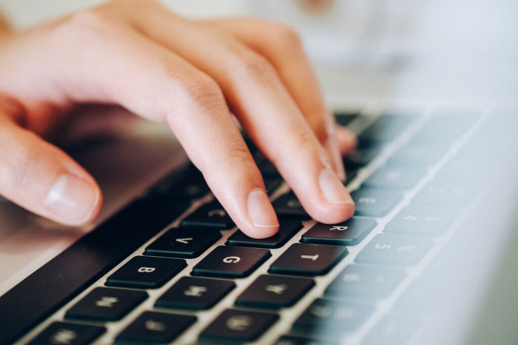 宿泊予約には予約サイトを活用しよう PCイメージ