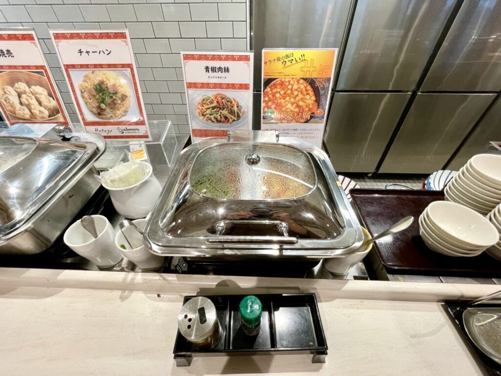 ドーミーイン池袋 朝食 麻婆豆腐と青椒肉絲