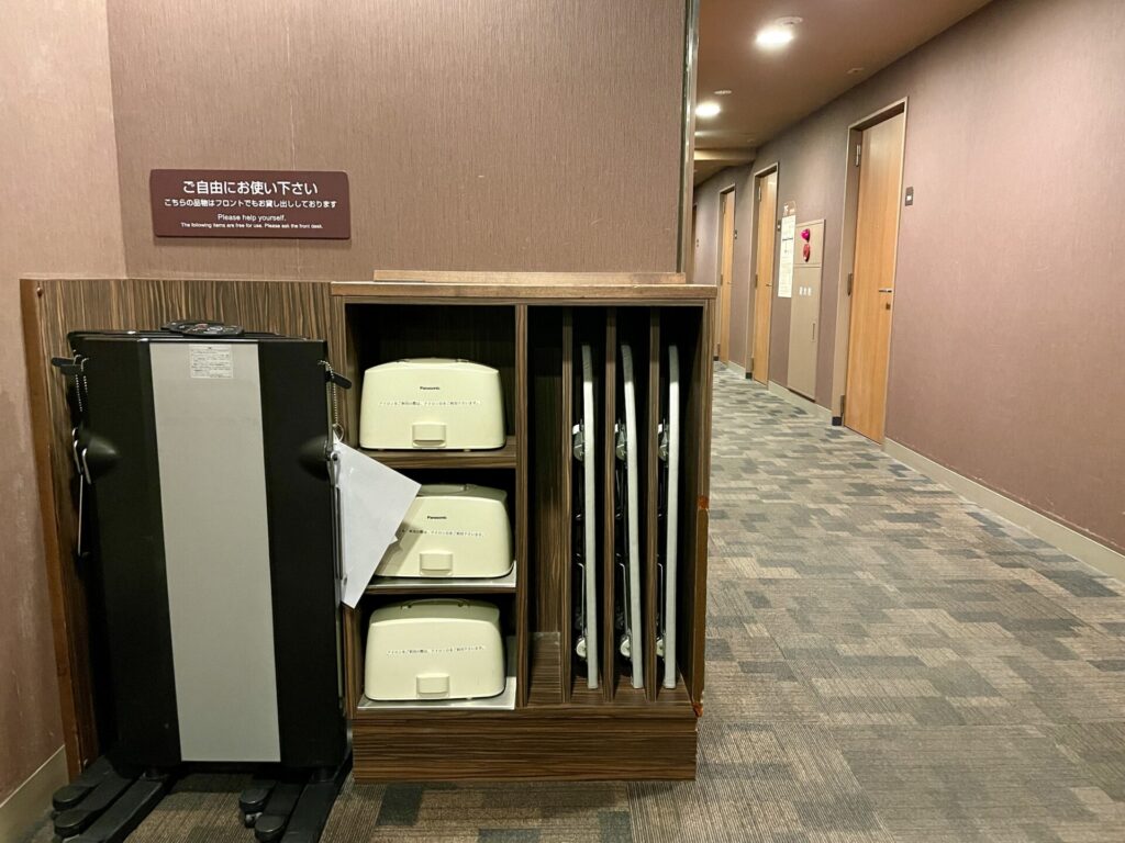 ドーミーイン秋葉原 客室の廊下とアイロン