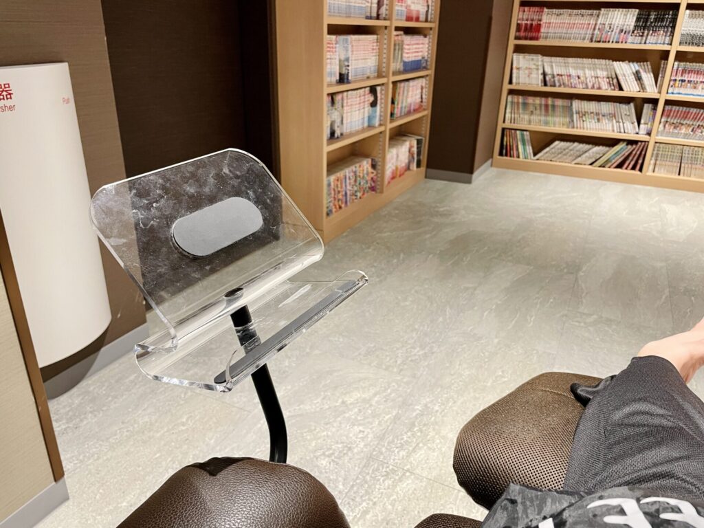 「ドーミーイン後楽園」ドーミー文庫のリクライニングにはブックスタンド付き