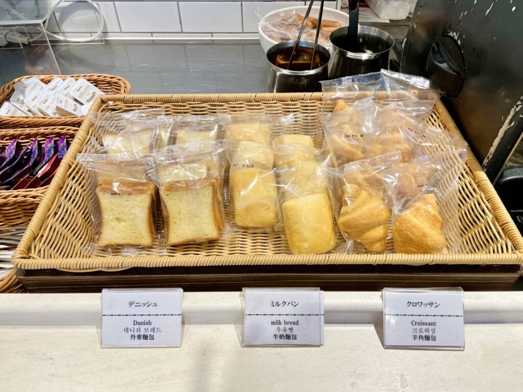 「ドーミーイン池袋」朝食 パンコーナー