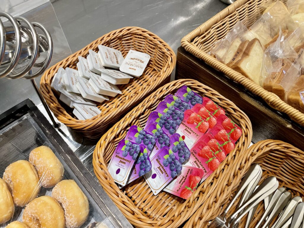 「ドーミーイン池袋」朝食 パンコーナー