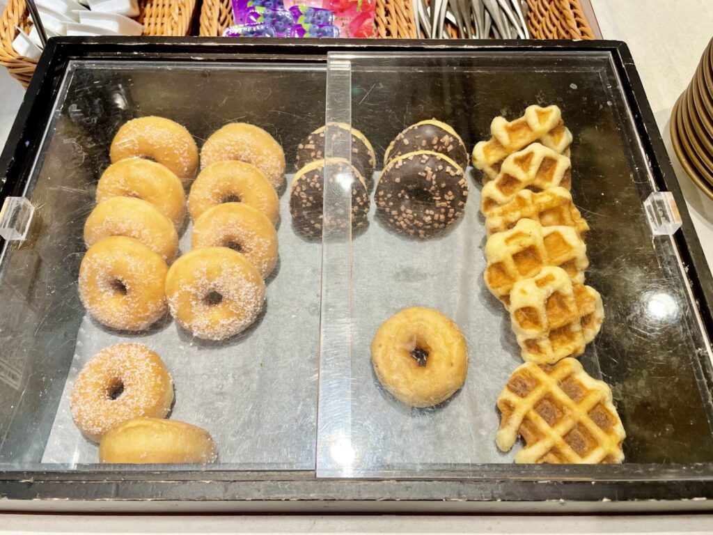 「ドーミーイン池袋」朝食 パンコーナー