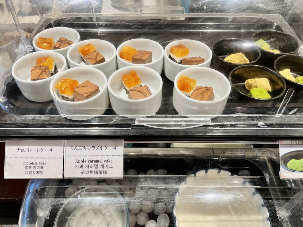 「ドーミーイン池袋」朝食 デザートコーナー ミニケーキ