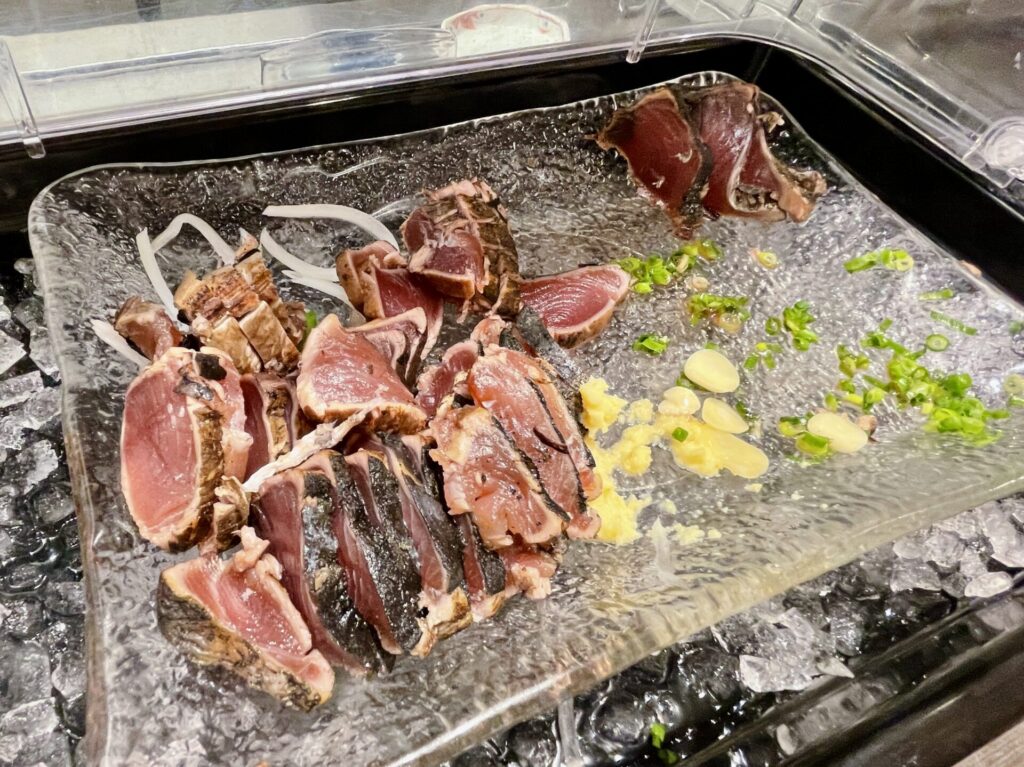 「ドーミーイン池袋」朝食 期間限定メニュー「鰹のたたき」