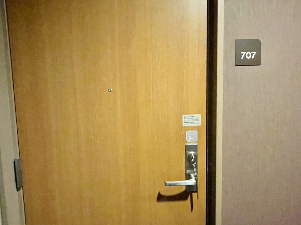 「ドーミーイン秋葉原」セミダブル客室 入口