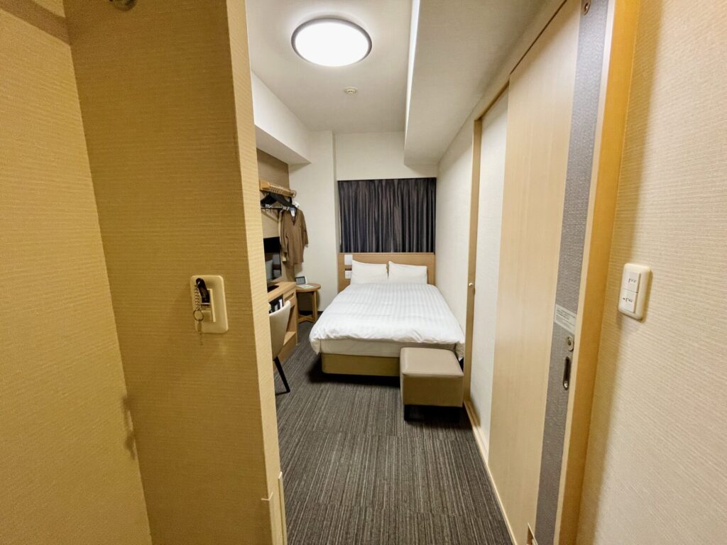 「ドーミーイン秋葉原」セミダブル客室の様子