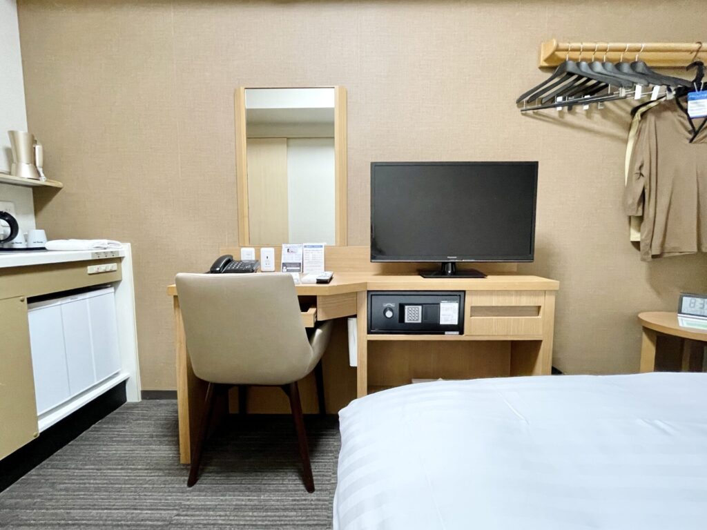 ドーミーイン秋葉原 デスク テレビ