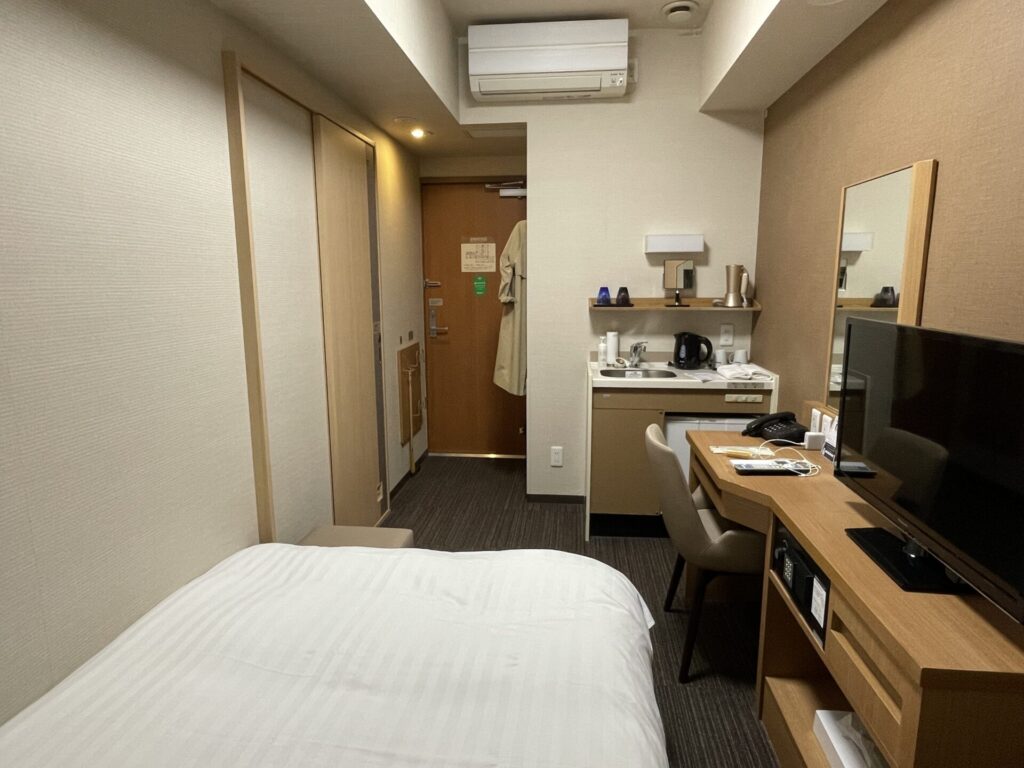 「ドーミーイン秋葉原」セミダブル客室 窓側から見た客室