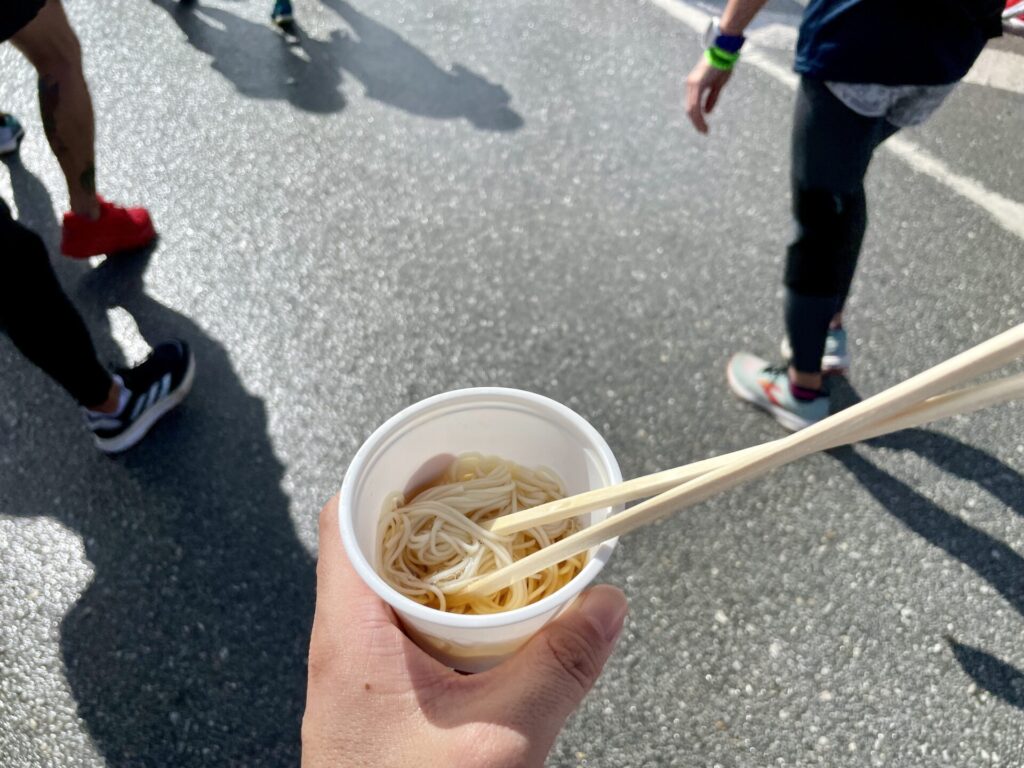 NAHAマラソン 施設エイドのそうめん