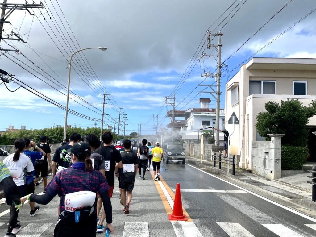 NAHAマラソン 反対車線から水シャワー