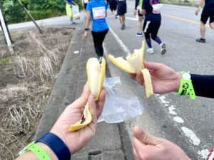 NAHAマラソン 私設エイドでいただいたバナナでエネルギー補給