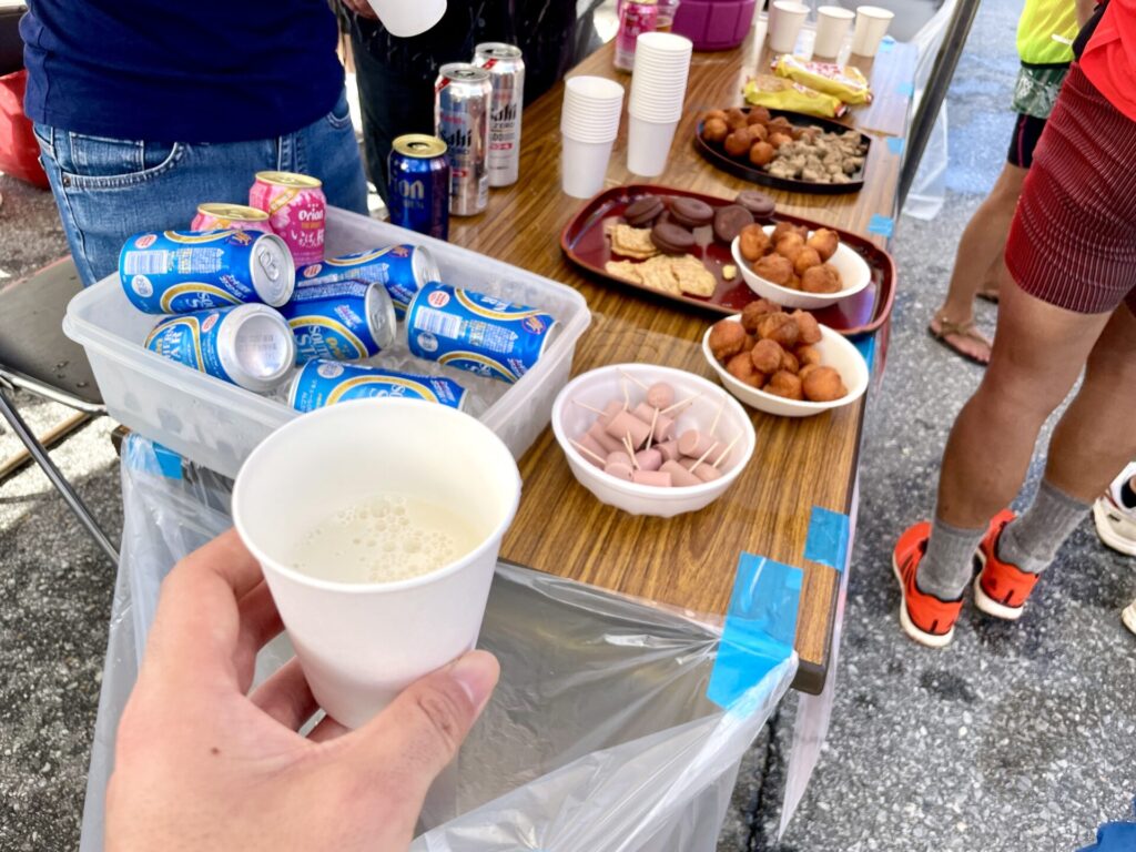 NAHAマラソン 阿波根交差点のエイドはオリオンビールとソーセージとサーターアンダギー