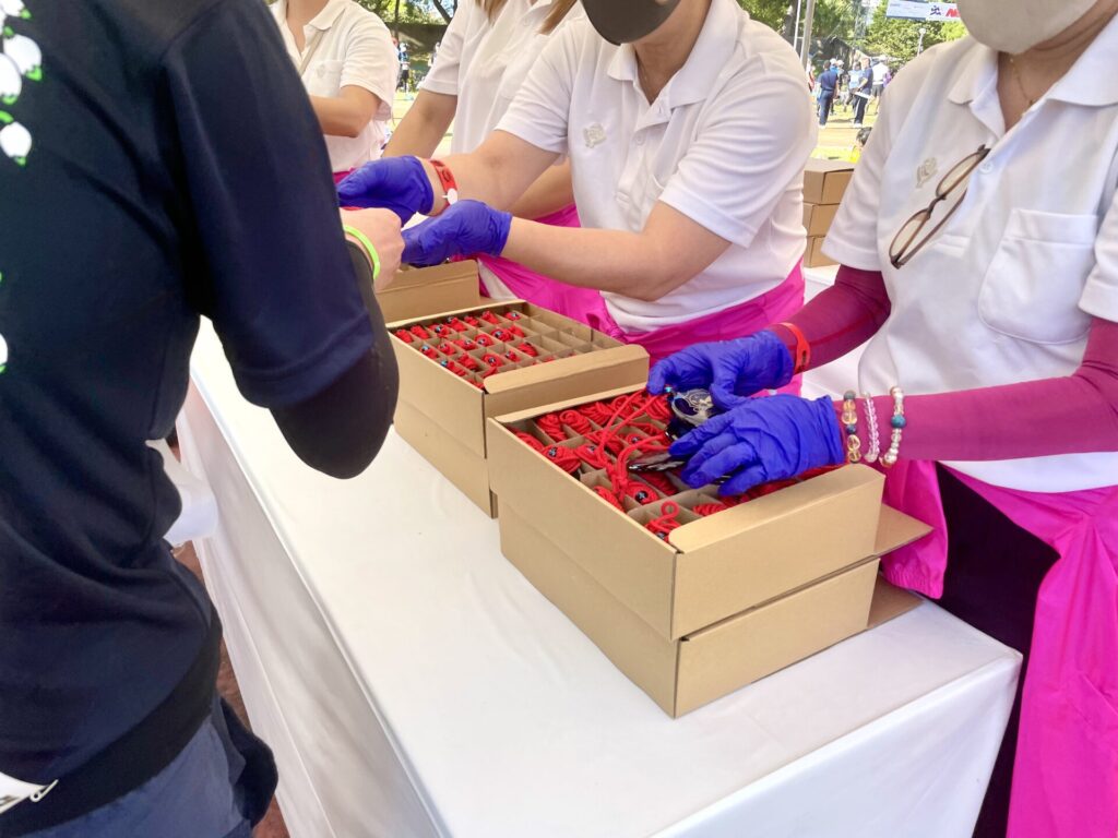 NAHAマラソン 完走メダル受け渡し