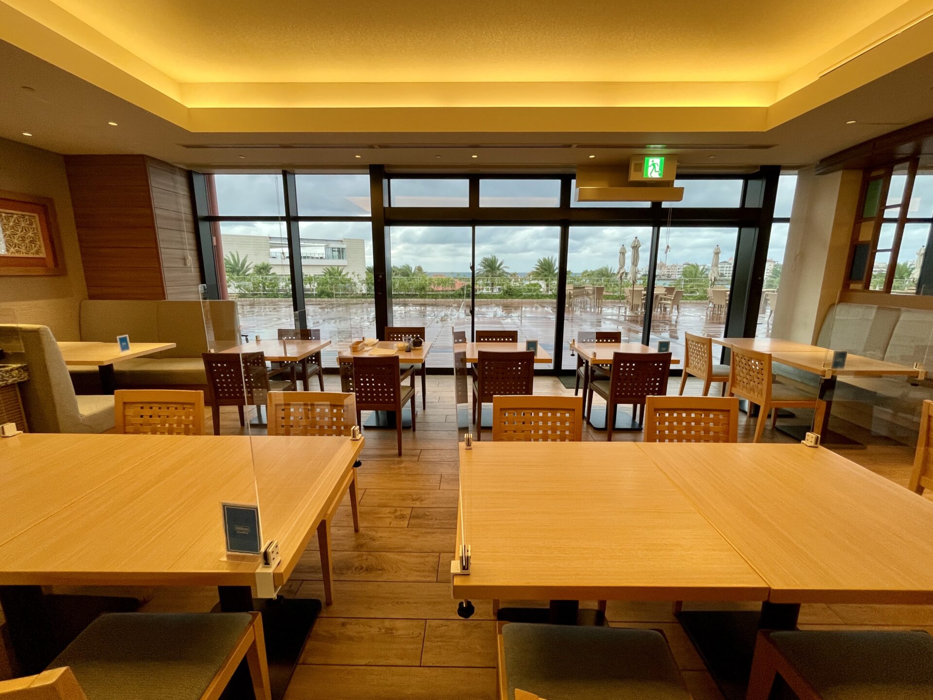 ヒルトン沖縄北谷リゾート 朝食会場 テーブル席の様子