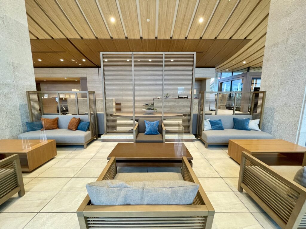 ヒルトン北谷 ロビーラウンジ「マール」ソファ