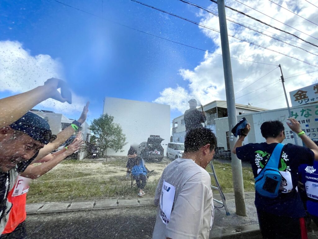 NAHAマラソン 沿道から放水シャワーで応援