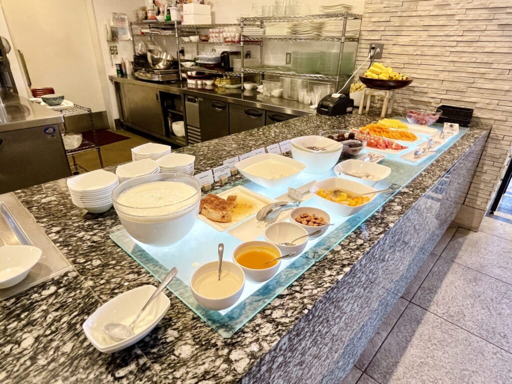 「ヒルトン北谷」ブログ 朝食 ヨーグルト/フルーツコーナー