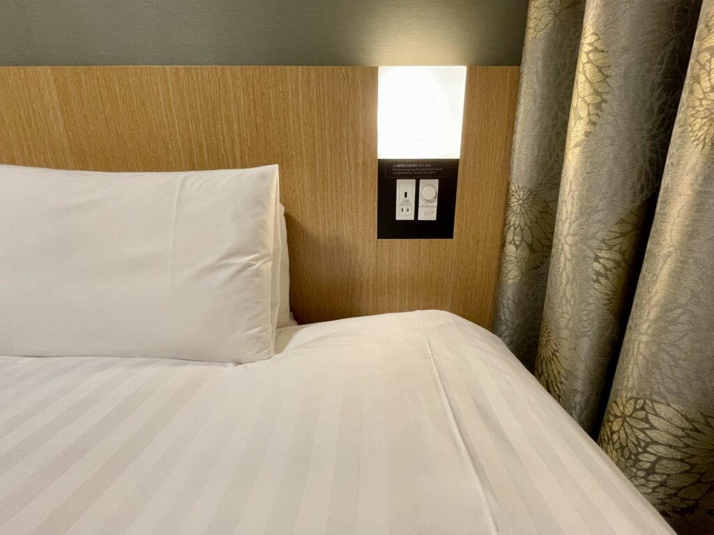 ドーミーインPREMIUM東京小伝馬町 ベッドサイド