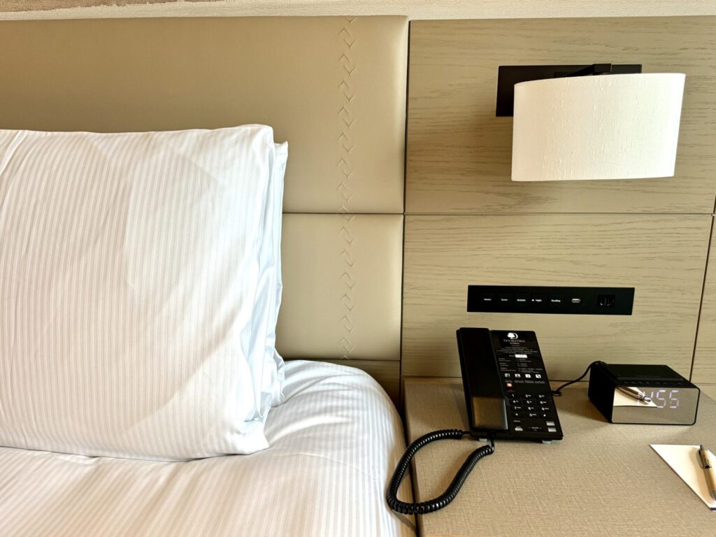 ダブルツリーbyヒルトン富山 プレミアムルーム ツインベッド ベッドサイド