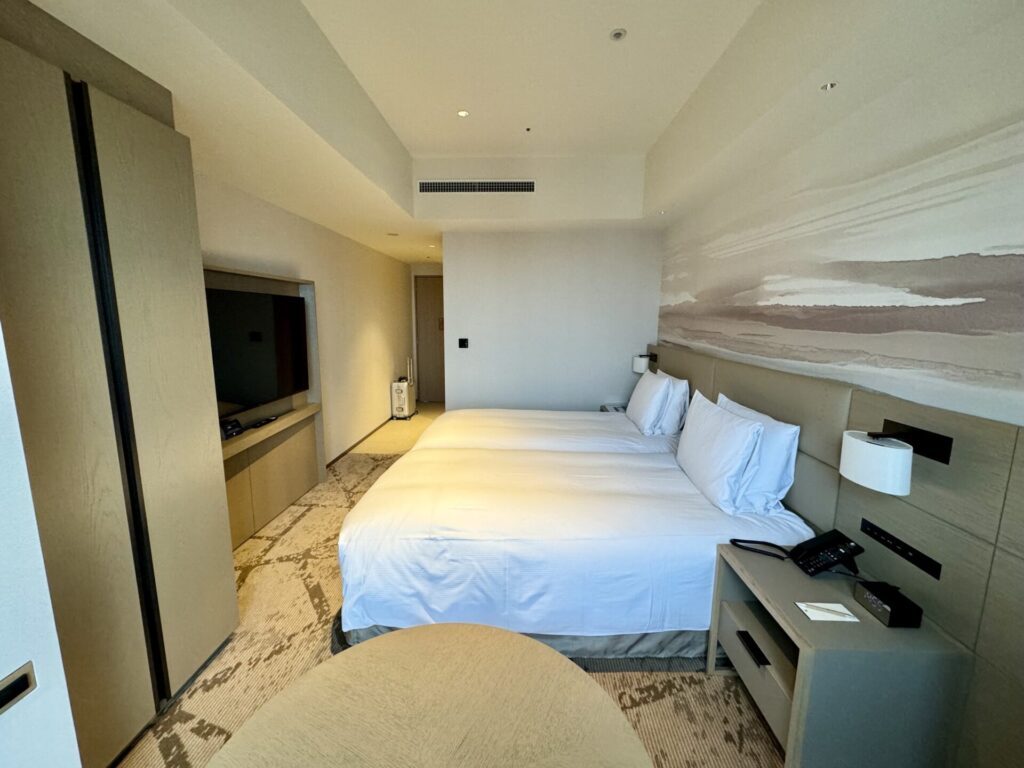 ダブルツリーbyヒルトン富山 プレミアムルーム 窓側から客室の様子