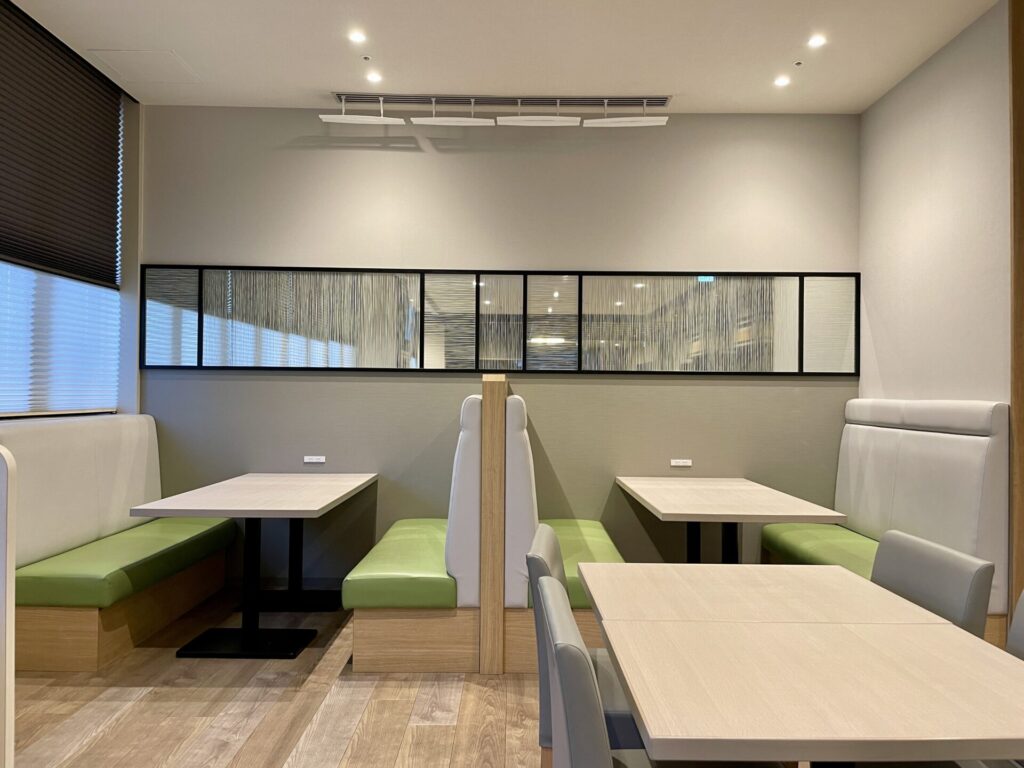 ドーミーイン川崎 朝食会場の様子 ボックス席