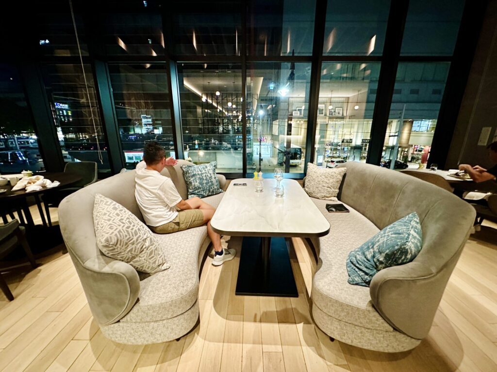 「ダブルツリー富山」バー利用時の様子