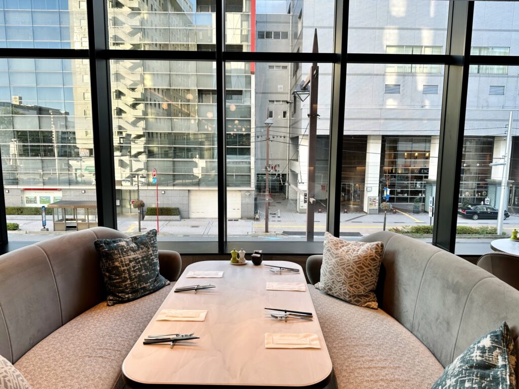 「ダブルツリー富山」朝食ビュッフェ 朝食会場のおすすめソファー席