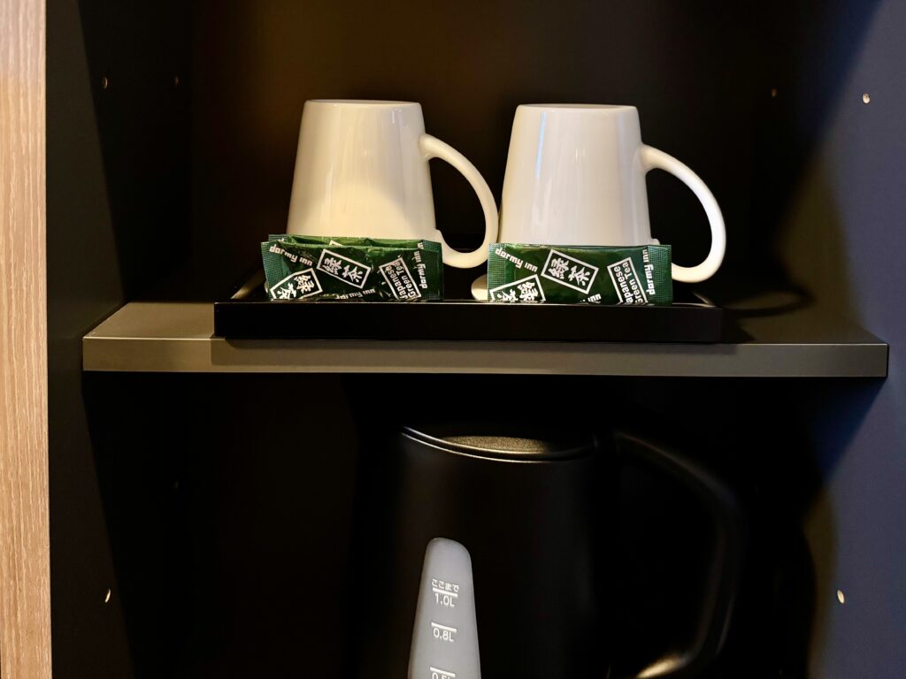 ドーミーイン川崎 客室 マグカップとお茶