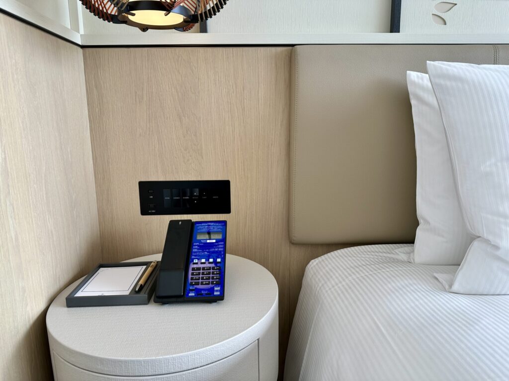 ヒルトン沖縄宮古島リゾート デラックスルーム ベッドサイド 左