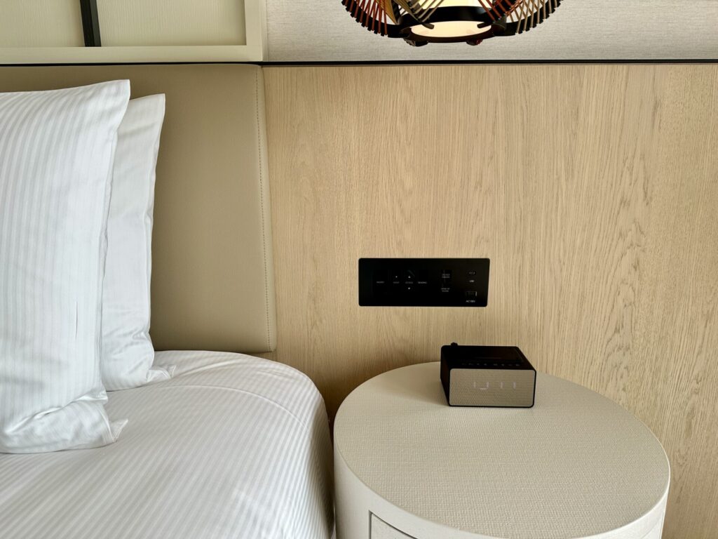 ヒルトン沖縄宮古島リゾート デラックスルーム ベッドサイド 右