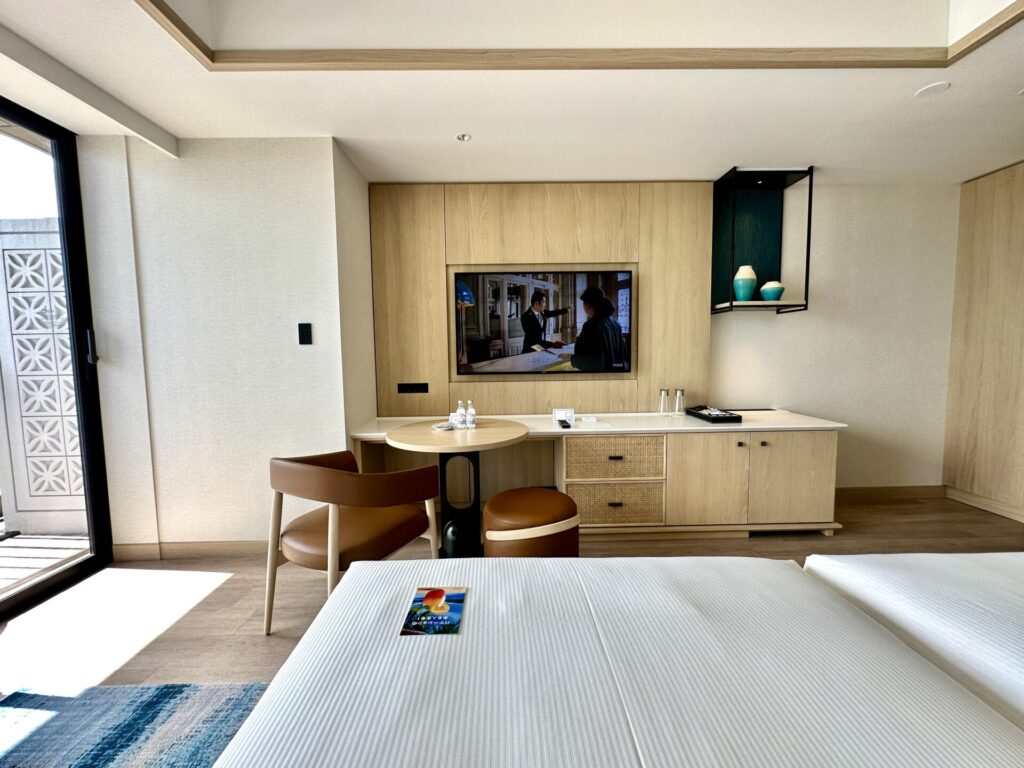 ヒルトン沖縄宮古島リゾート デラックスルーム ベッドからテレビを見る