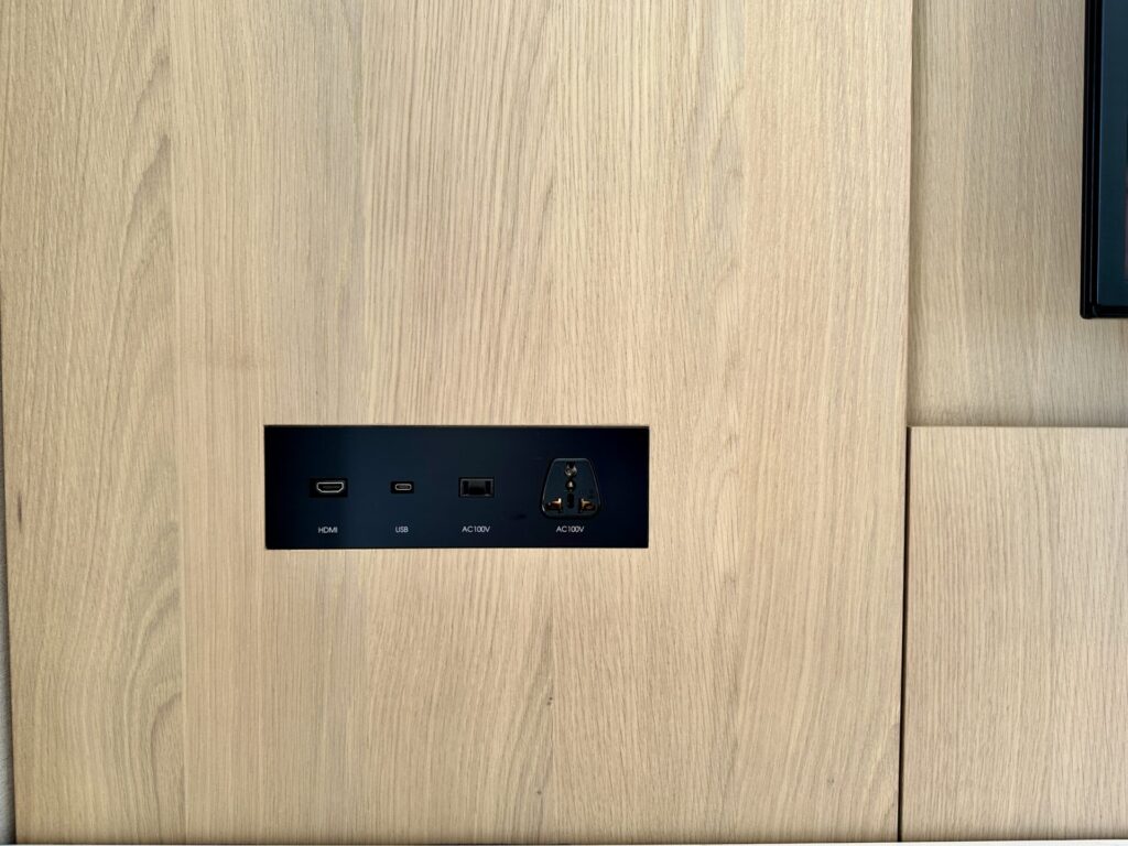 ヒルトン沖縄宮古島リゾート デラックスルーム テレビ脇のコンセント類