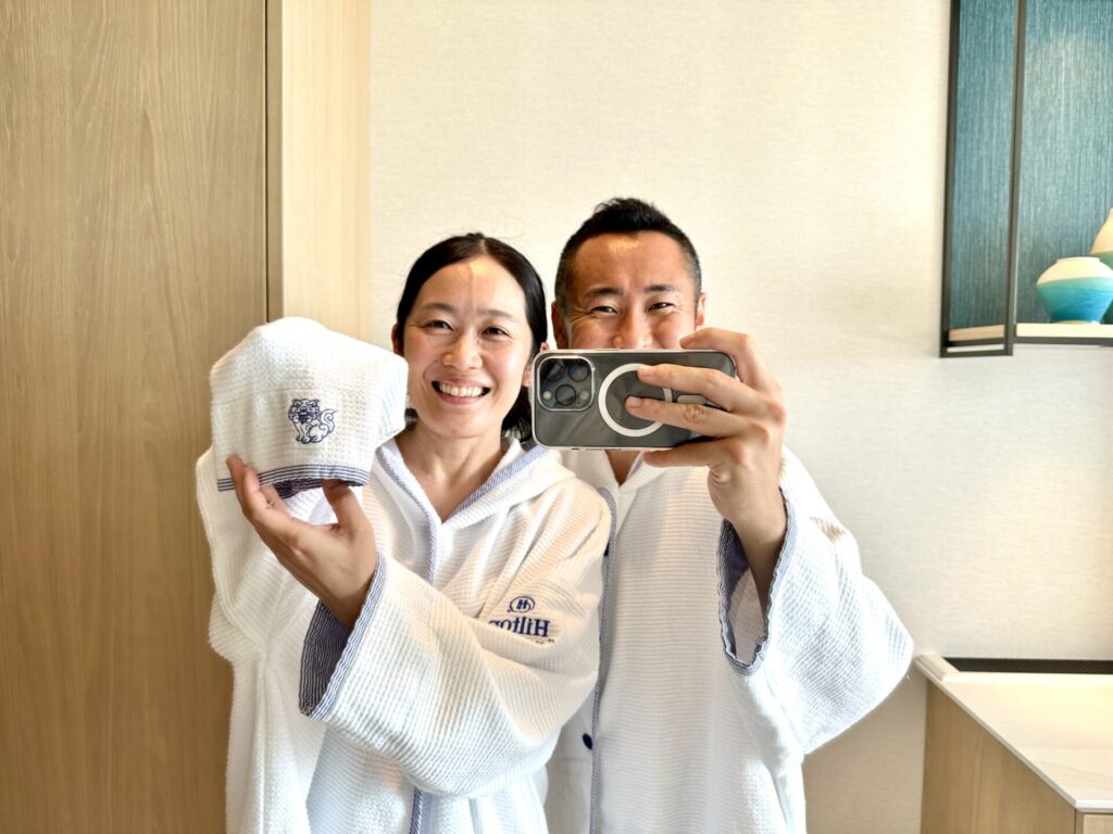 ヒルトン沖縄宮古島リゾート プールガウンを着て記念撮影