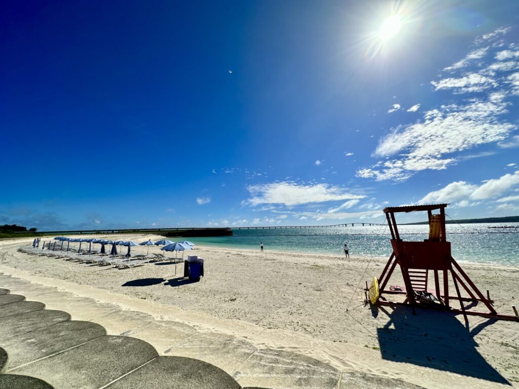 ヒルトン沖縄宮古島リゾート前の宮古サンセットビーチ ライフガードとパラソルあり