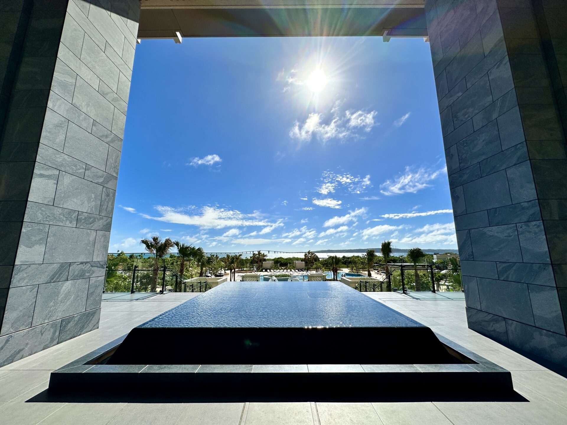 ヒルトン沖縄宮古島リゾート エントランスの水盤とプールの眺め
