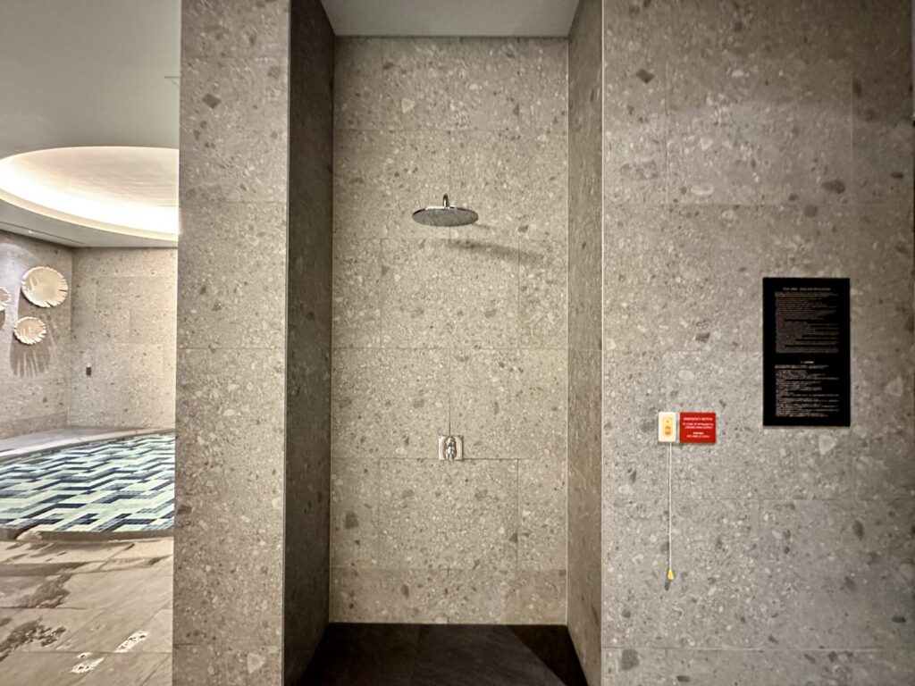 ヒルトン沖縄宮古島リゾート 室内プール シャワー