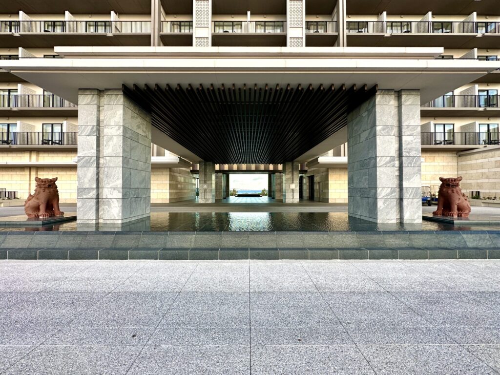 ヒルトン沖縄宮古島リゾート エントランスとシーサー