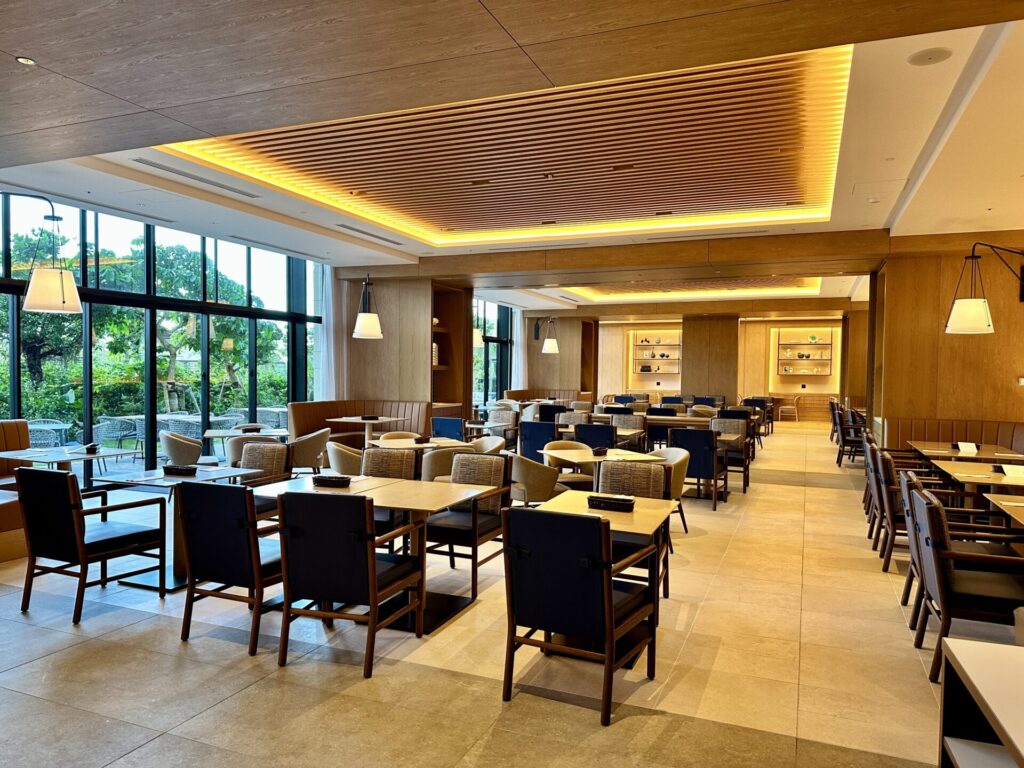 ヒルトン沖縄宮古島リゾート 朝食 会場の雰囲気 テーブル席