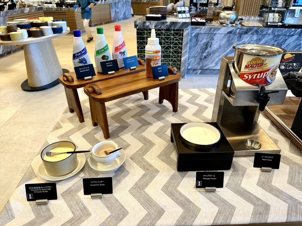 ヒルトン沖縄宮古島リゾート 朝食 ビュッフェ台 ワッフルのトッピング
