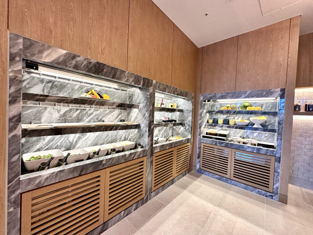 ヒルトン沖縄宮古島リゾート 朝食 サラダ フルーツコーナー