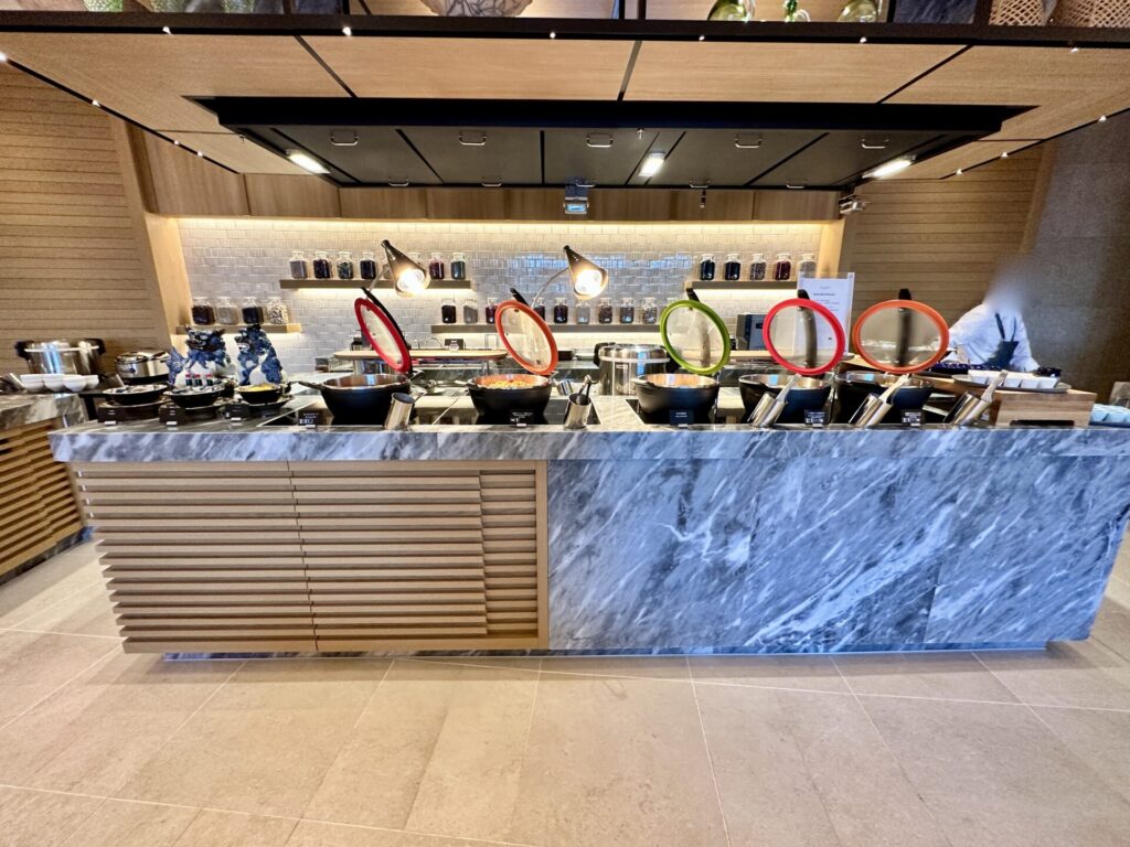 ヒルトン沖縄宮古島リゾート 朝食 ホットミールのビュッフェ台