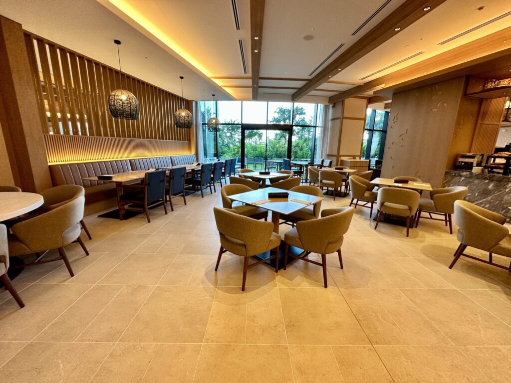 ヒルトン沖縄宮古島リゾート 朝食 会場の雰囲気 ソファー席