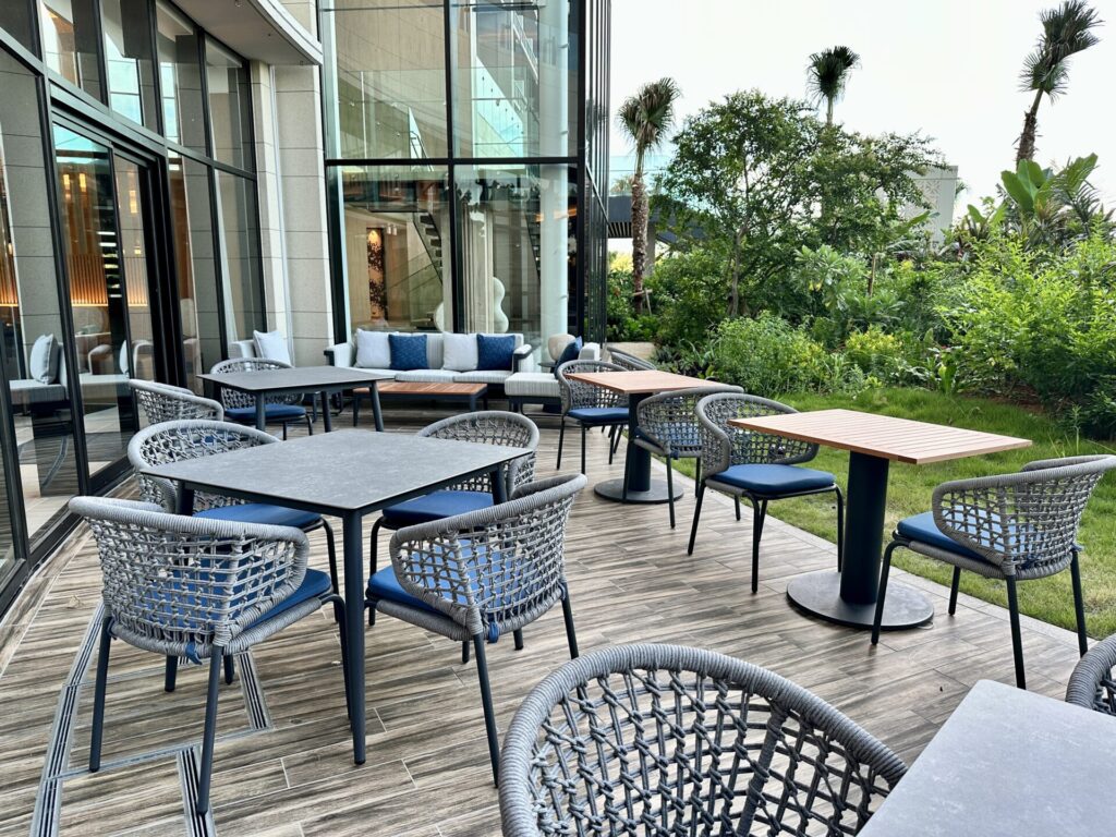 ヒルトン沖縄宮古島リゾート 朝食 会場の雰囲気 アウトドア席