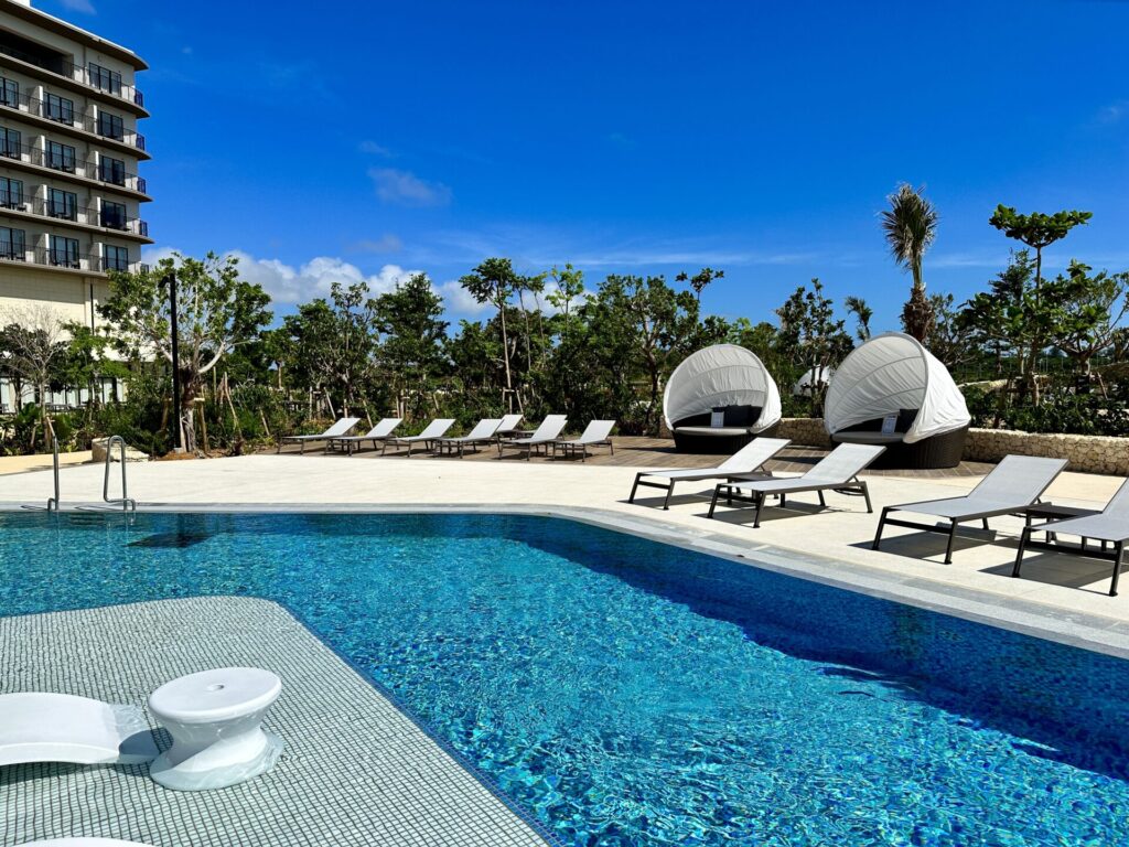 ヒルトン沖縄宮古島リゾート ファミリープール プールサイドチェアーとカバナ