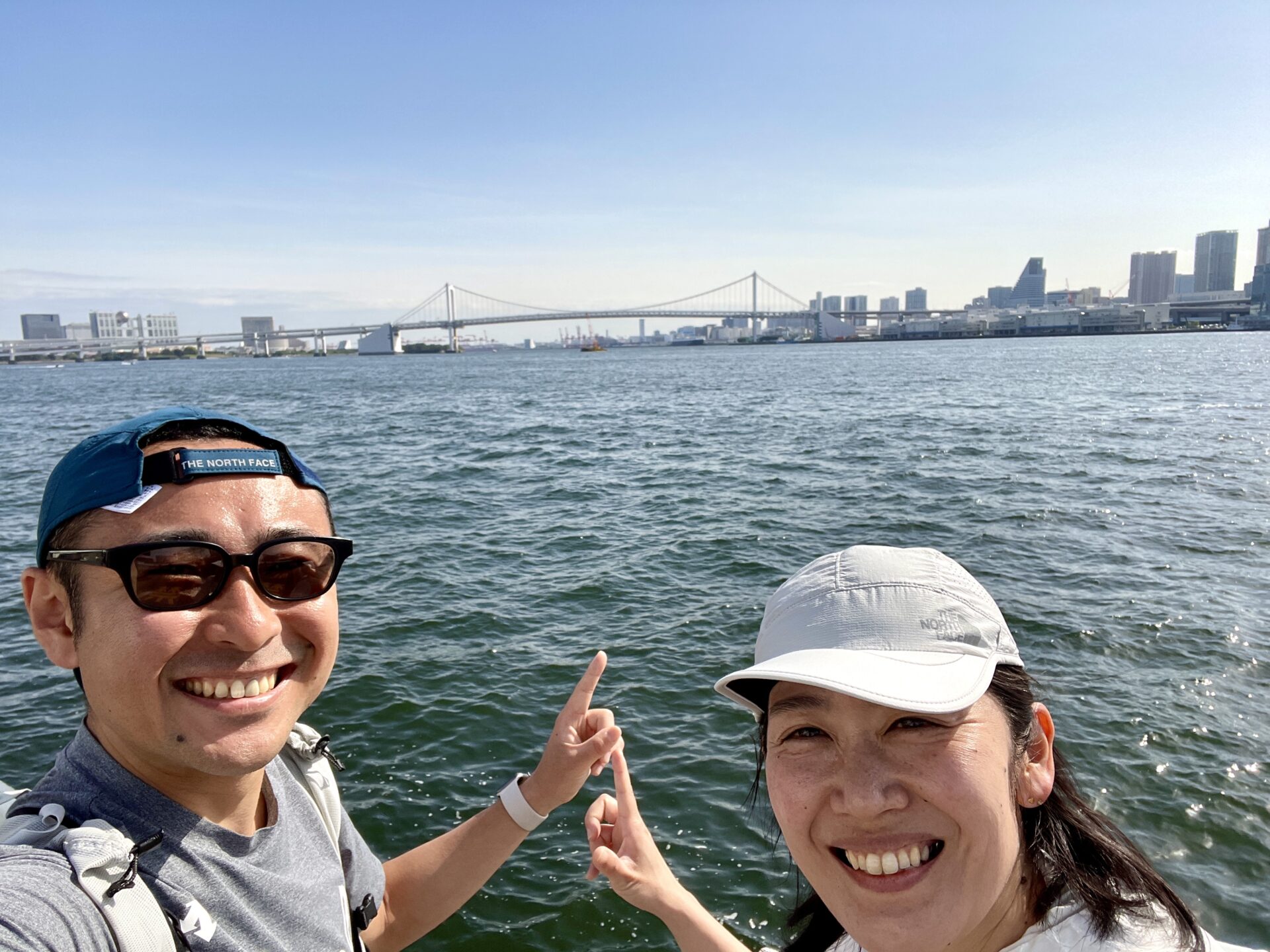隅田川ウォーキング 豊海埠頭から見るレインボーブリッジ 記念撮影