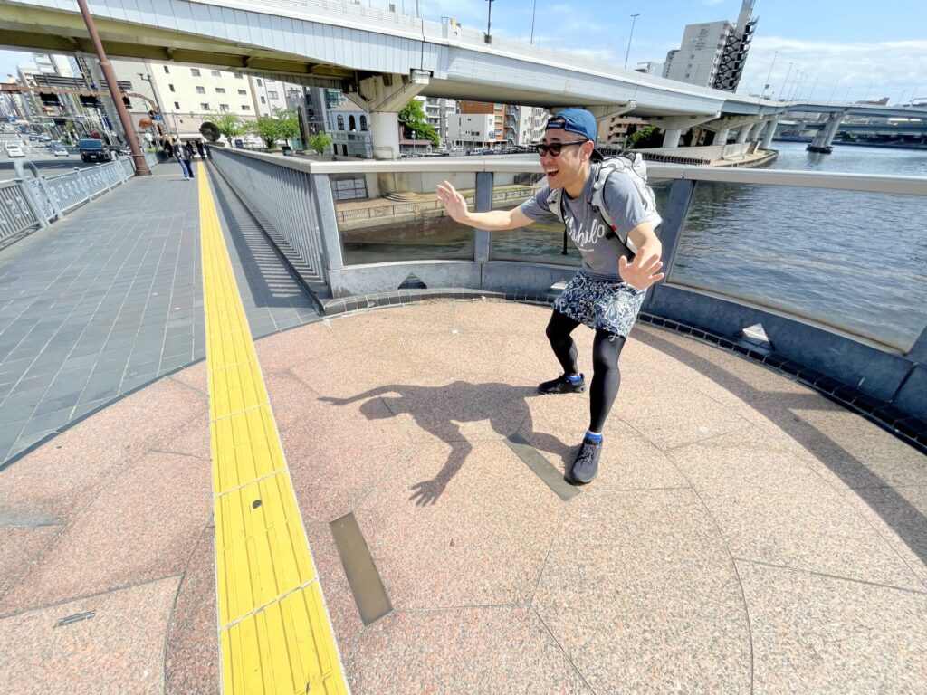 隅田川ウォーキング 両国橋の上で相撲をとる