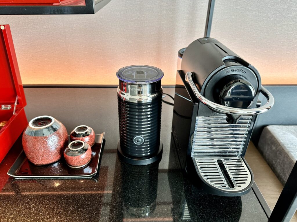 コンラッド大阪 エグゼクティブルーム ミニバー コーヒーマシーンはネスプレッソ