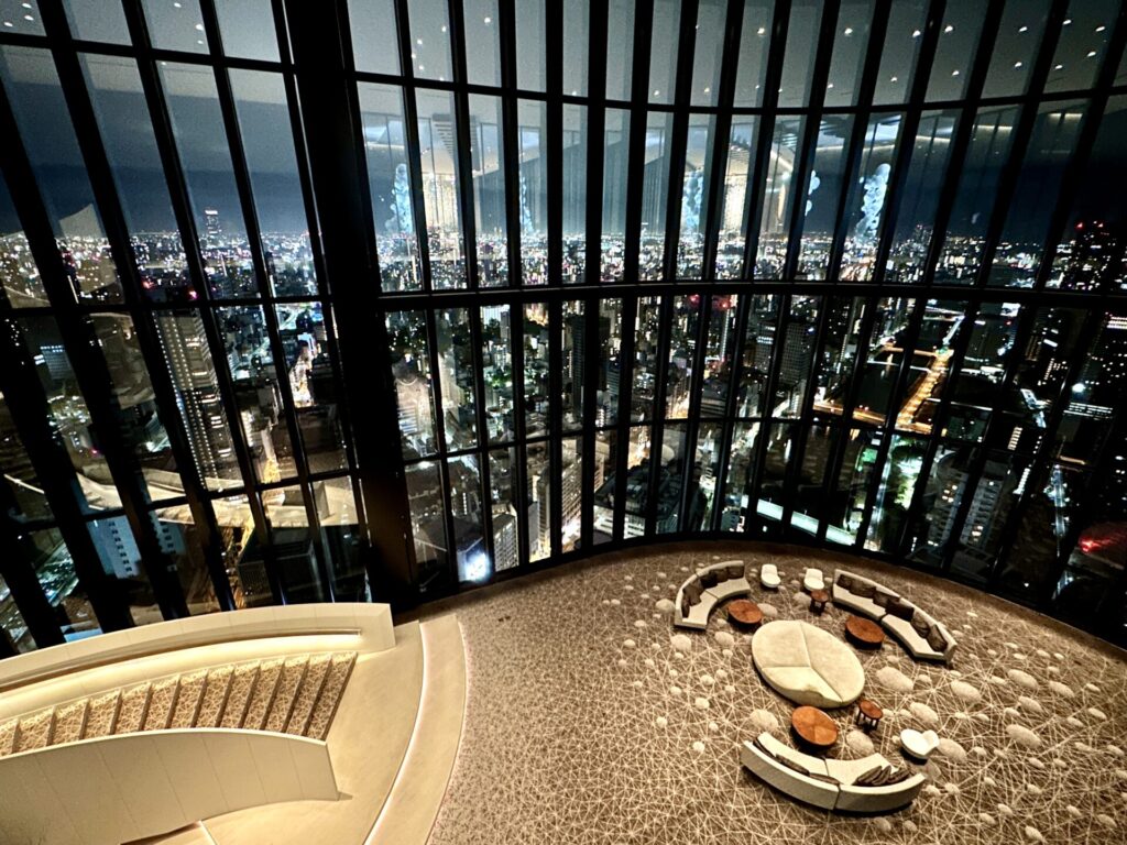 コンラッド大阪 ロビー階の吹き抜け 夜の様子